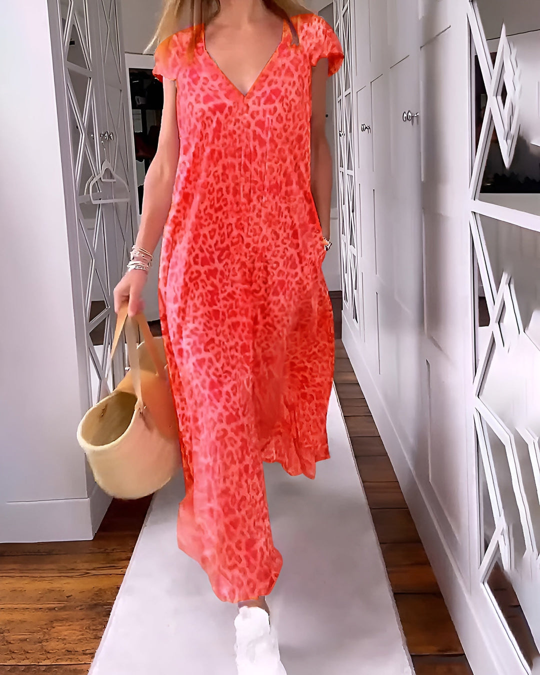 Véronique | Long V-neck dress with short sleeves in leopard print